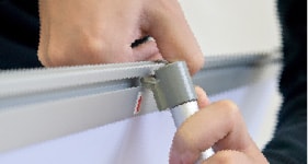 ポール上部に引っ掛けて固定する